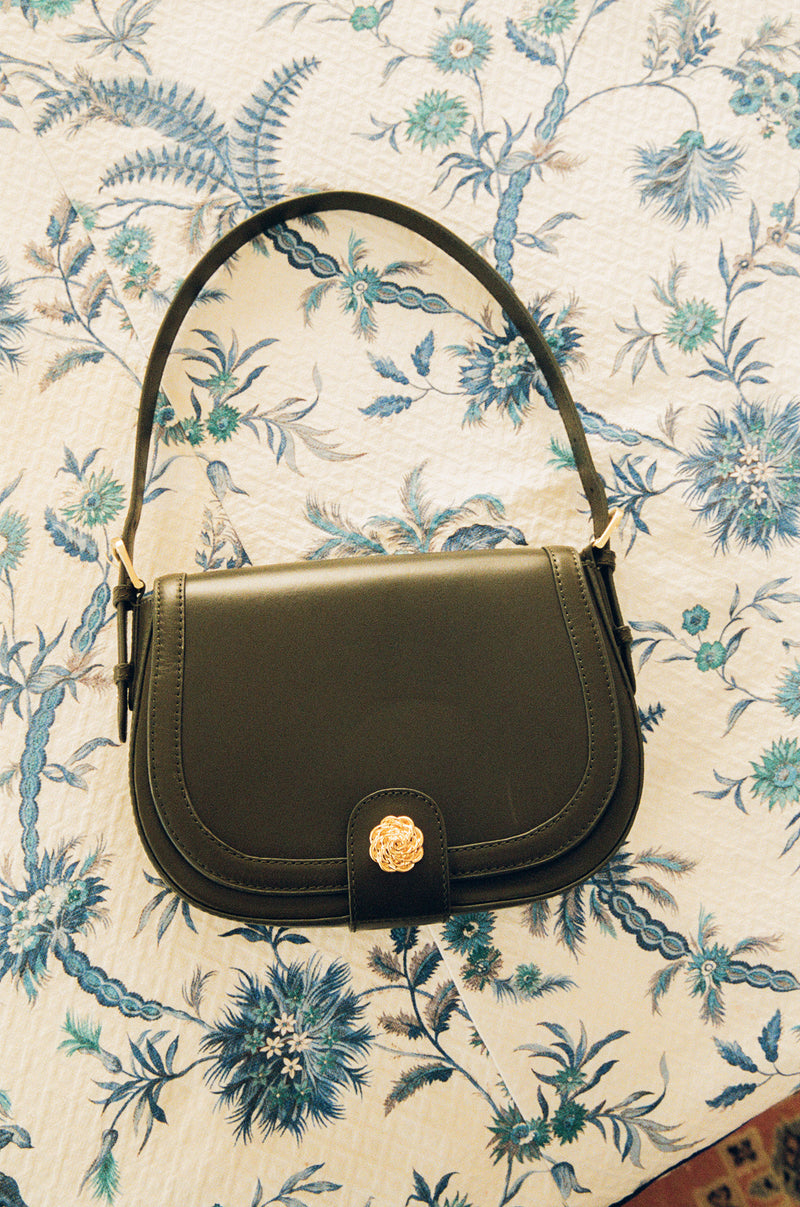 TROQUET khaki leather bag worn on a model by Rouje